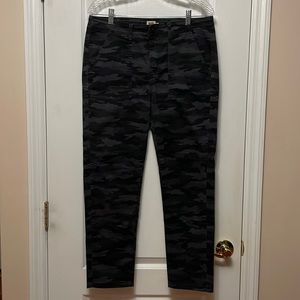 Levi’s cropped cargo jean